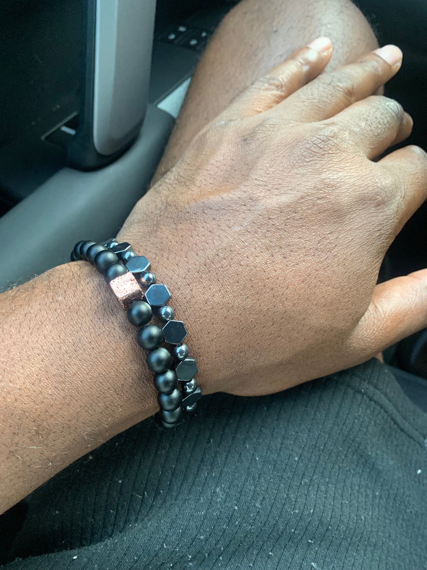 Pulsera de cuentas de ónix negro mate con piedra de lava de oro rosa