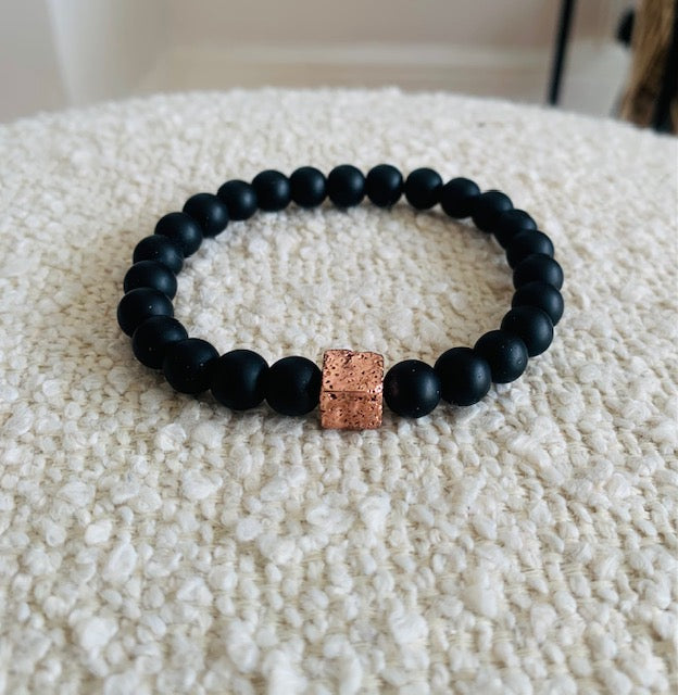 Pulsera de cuentas de ónix negro mate con piedra de lava de oro rosa