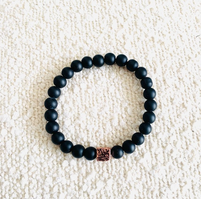 Pulsera de cuentas de ónix negro mate con piedra de lava de oro rosa