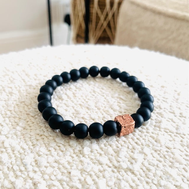 Pulsera de cuentas de ónix negro mate con piedra de lava de oro rosa