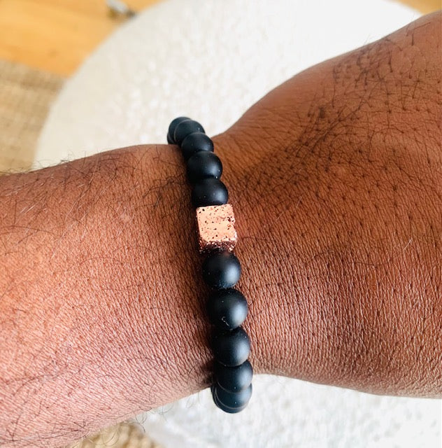 Pulsera de cuentas de ónix negro mate con piedra de lava de oro rosa