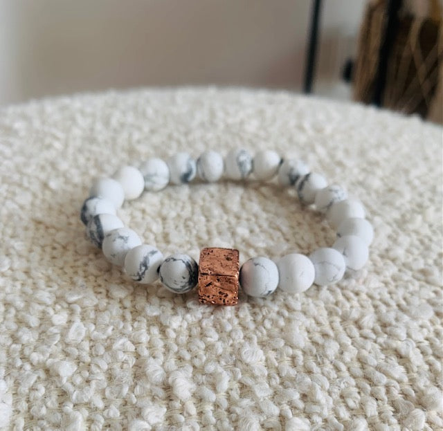 Howlite Perlenarmband mit Roségold Lava -Stein