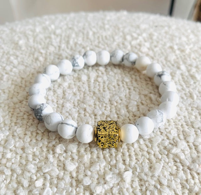 Howlite Perlenarmband mit goldenem Lavastein