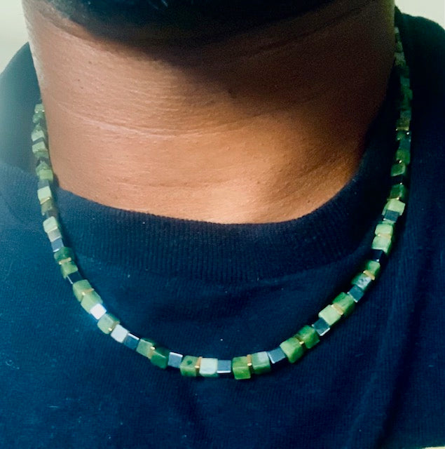 Collier de cube d'hématite de jade.