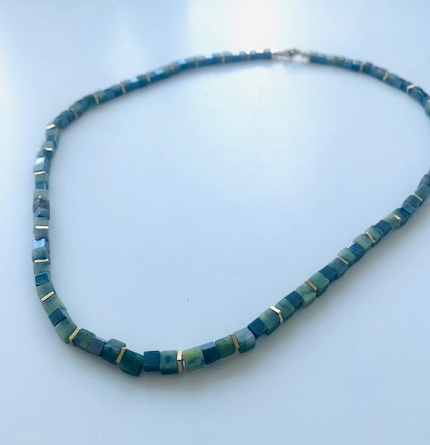 Collier de cube d'hématite de jade.