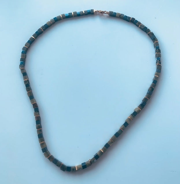 Collier de cube d'hématite de jade.