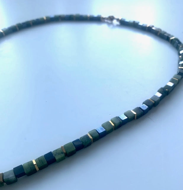 Collier de cube d'hématite de jade.