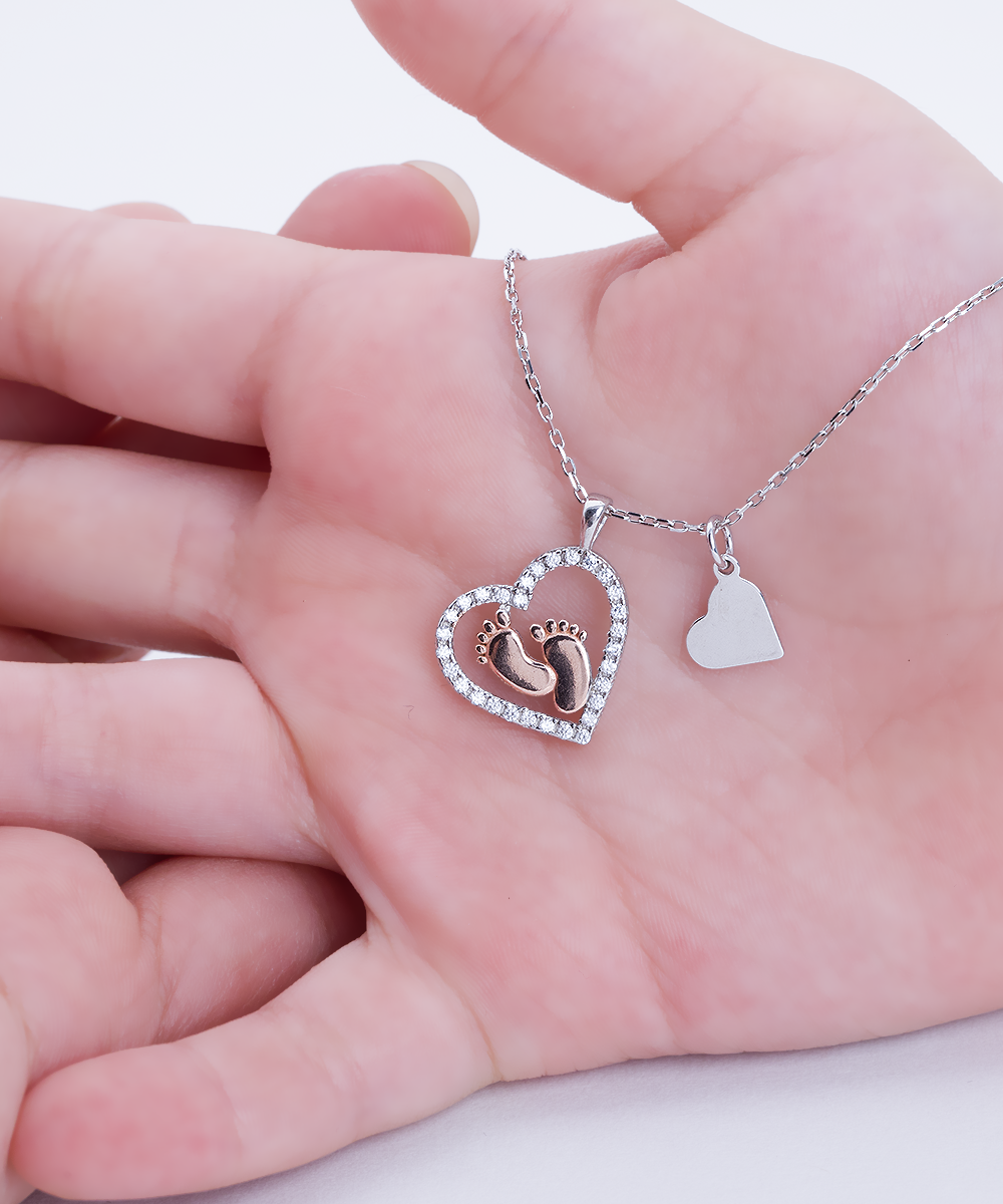 Cadeau voor nieuwe moeder, op maat gemaakt voor eerste Mothers Day Message Card & Baby Feet Heart Necklace