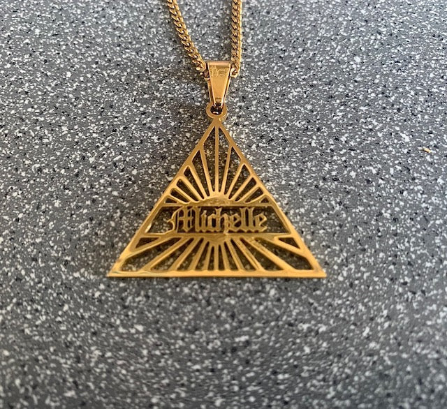 Collier de nom de pyramide personnalisé exclusif