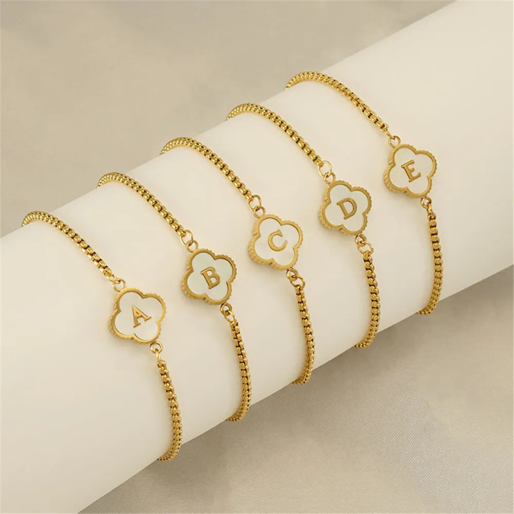 Elegancia en iniciales: pulsera de trébol de acero inoxidable