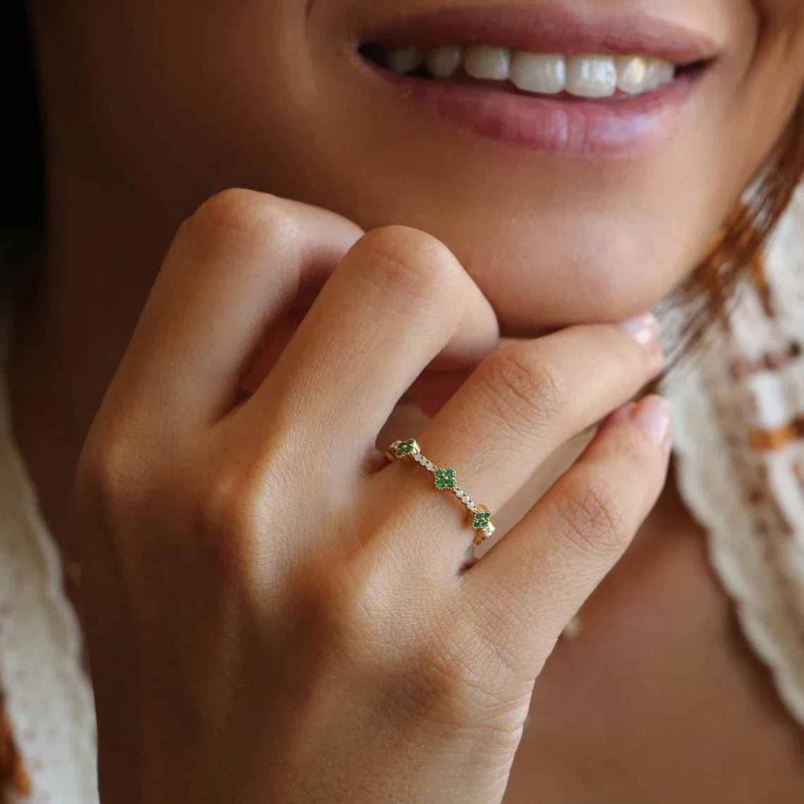 Anillo de trébol de amor sin fin