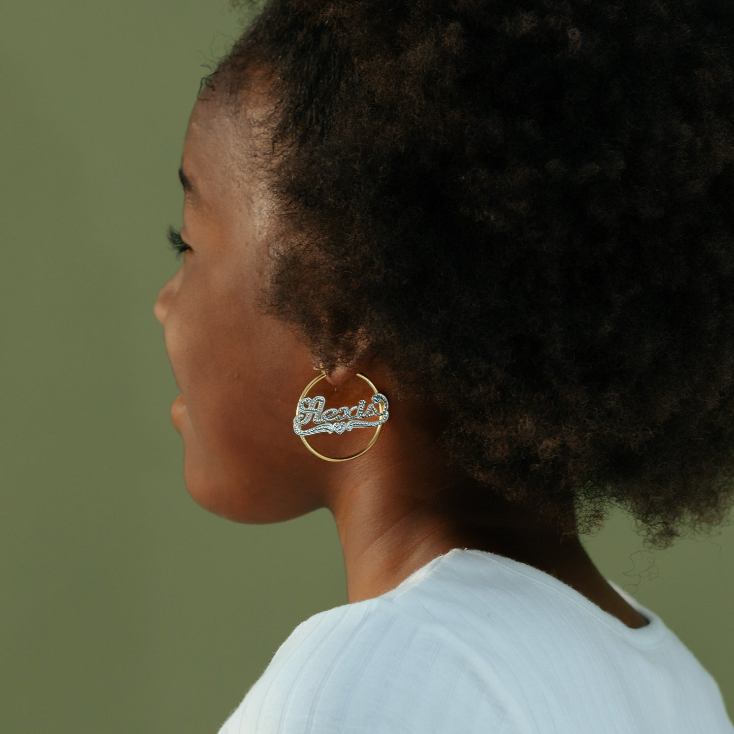 Mini boucles d'oreilles créoles givrées avec nom pour enfant