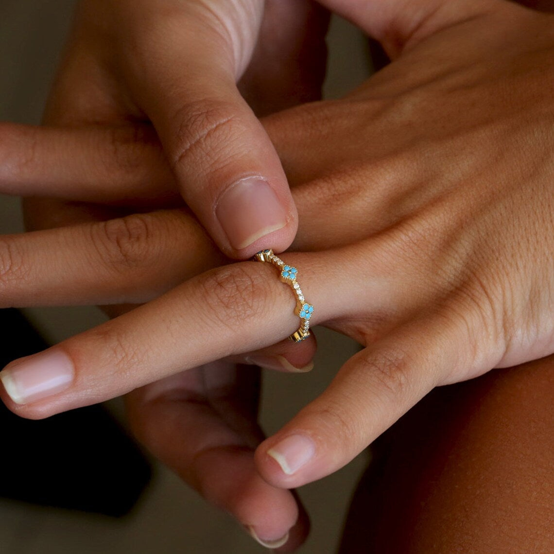 Anillo de trébol de amor sin fin